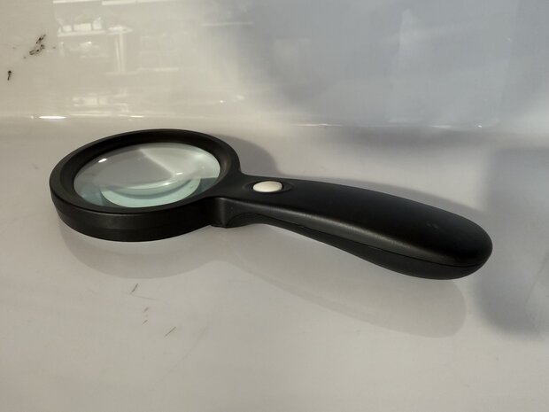 Handloep zwart 12X LED 80mm 4X vergroting.
