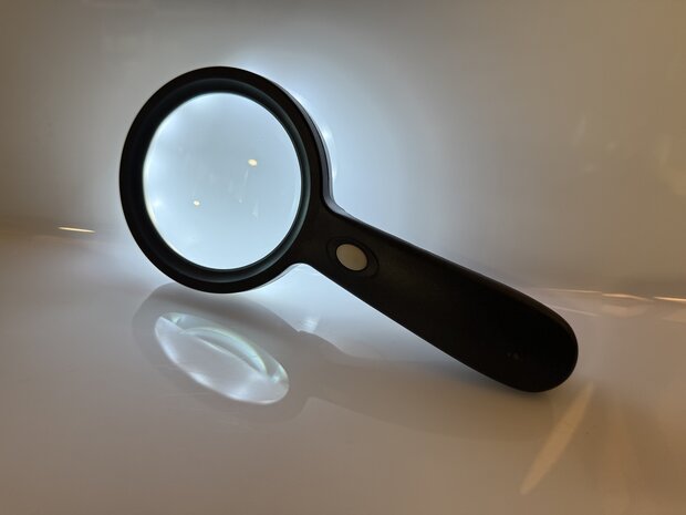 Handloep zwart 12X LED 80mm 4X vergroting.